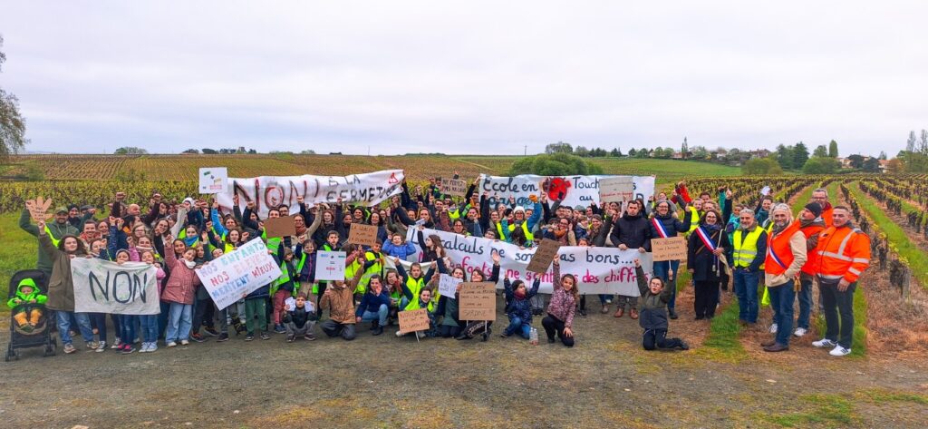 Le 3 avril, près de 150 personnes, parents, enfants, enseignants, élus, se sont rassemblés autour du rond-point de la Porte de St-Julien pour dire "non aux fermetures de classe et au RASED"